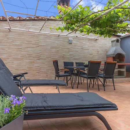 Amazing Apartment In Galizana Galižana