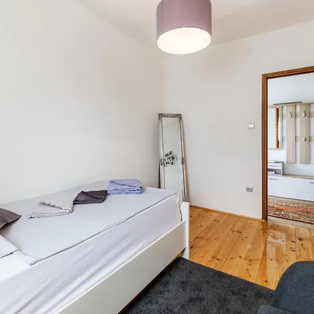Amazing Apartment In Galizana דירה *