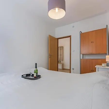 Amazing Apartment In Galizana